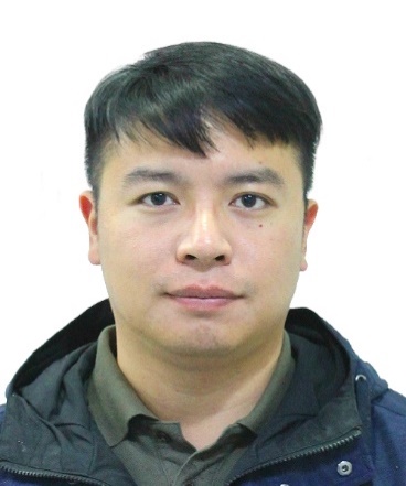 男孩看着前面描述已自动生成